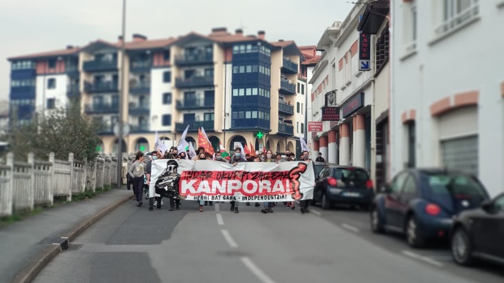 Mugen itxiera salatzeko manifestazioa Hendaian