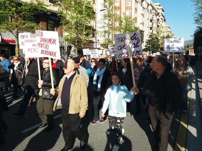 7.000 lagun bildu ziren Irungo kaleetan larunbatean pentsio publiko duinen alde