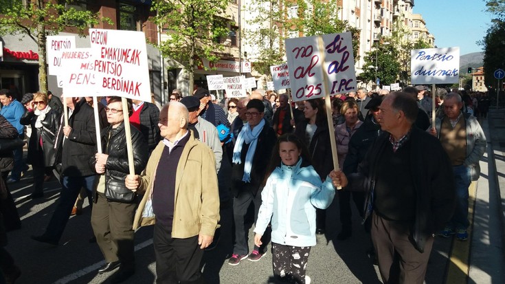 7.000 lagun bildu ziren Irungo kaleetan larunbatean pentsio publiko duinen alde