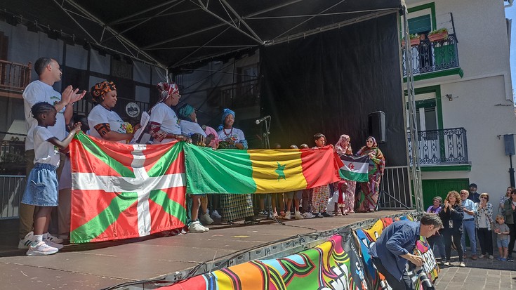 Afrikar jatorria duten hondarribiarrek euren txokoa izan dute Afrikaren Egunean