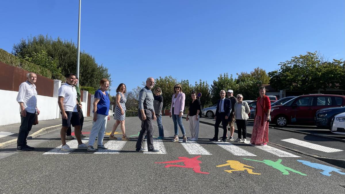 Hendaiako zebrabideetan haur eta gazteen figurak kokatu dituzte, “herriari kolorea emanez bizigarriago egiteko”