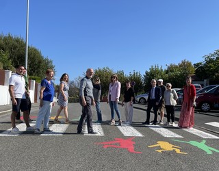 Hendaiako zebrabideetan haur eta gazteen figurak kokatu dituzte, “herriari kolorea emanez bizigarriago egiteko”