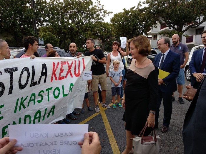 Seaskako irakasle postuen aldarrikapena, Nathalie Loiseau europako gaietarako ministroari zuzenean egin diote.