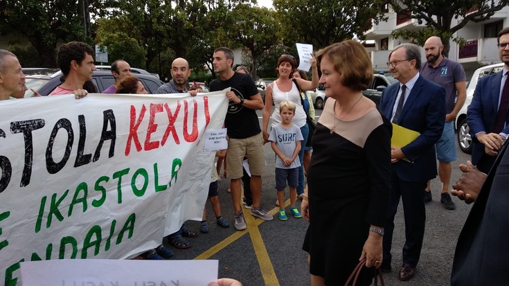 Seaskako irakasle postuen aldarrikapena, Nathalie Loiseau europako gaietarako ministroari zuzenean egin diote.