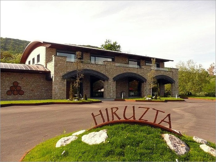 Peñin ardo gidak 91 puntu eta 5 izar aitortu dizkio Hondarribiko Hiruzta upategiko txakolinari