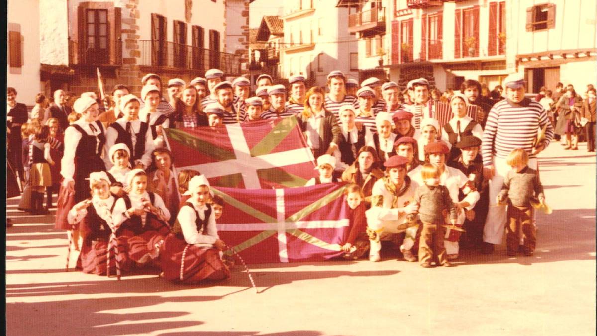 Berako Herriko Etxeak ikurrina jarri zueneko 50. urteurren ekitaldian parte hartu zuen igandean