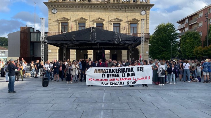 250 lagun baina gehiagok arrazakeriari “ez” erran zioten atzo Irunen