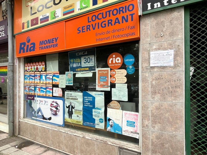 Irungo 'Gure Morada'ko ateetan egindako pintaketak salatu ditu Elgarrekin Podemosek