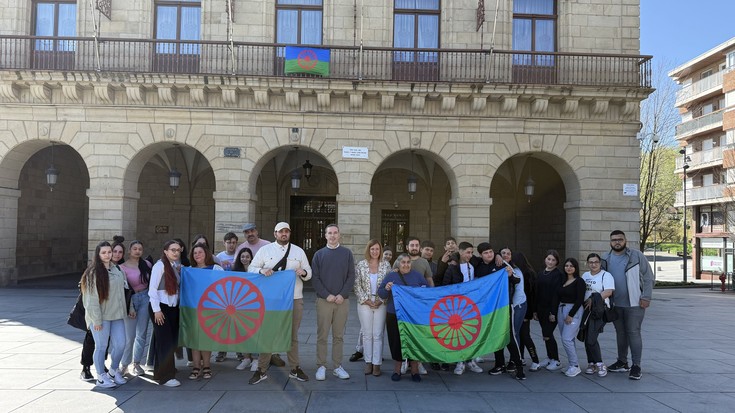 Ijito Herriaren nazioarteko egunean aitortza egin die Irungo Udalak, estereotipoen eta ijitofobiaren aurkako deia luzatuz