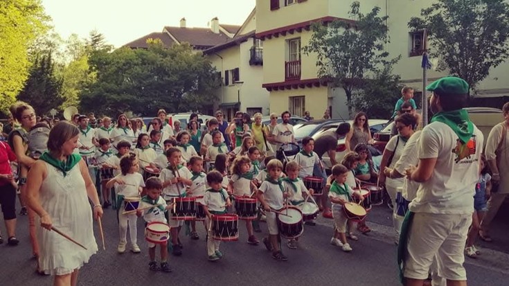 Txikien danbor hotsen burrunbarekin hasiko dituzte gaur Urdanibia Berri auzoko jaiak