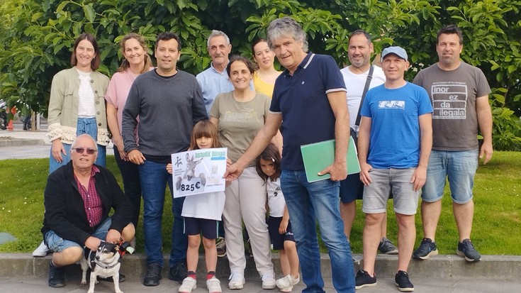 'AstoKKBingo'ren 825 euroko laguntza Txingudiko gurasoen eskutik jaso du Irungo Euskal Jirak