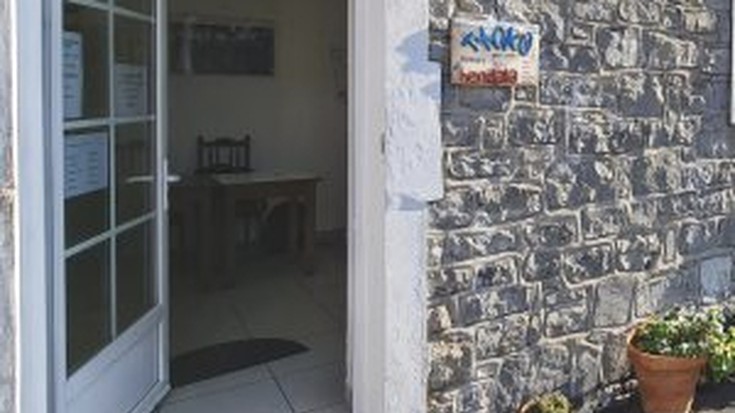 Txoko elkartea eta prekarioan diren bertako erabiltzaileak laguntzeko material bilketa egin dute ikasleek