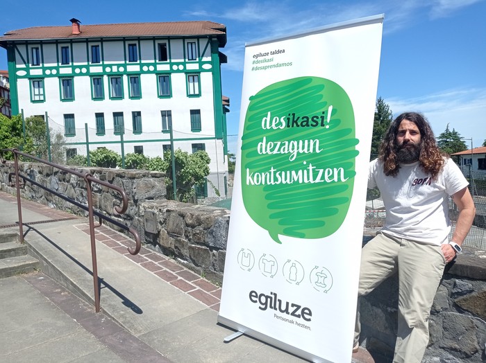 Egiluzek hondartza garbiketa antolatu du, ikasleak kontsumo ez jasangarriaren ondorioetaz jabetzeko
