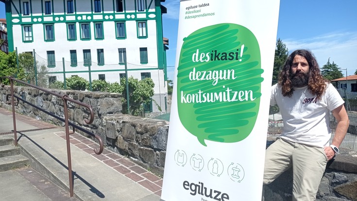 Egiluzek hondartza garbiketa antolatu du, ikasleak kontsumo ez jasangarriaren ondorioetaz jabetzeko