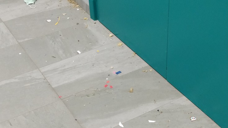 Garbitzaileen grebaren ondorioz "egoera onartezina" denez, klaseak kalean emateko prest dira Hondarribian