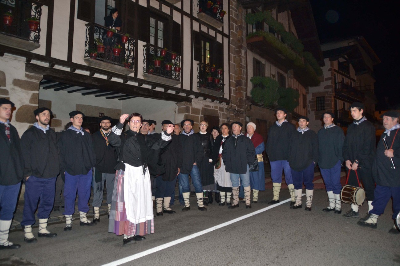 Eguberriei begira, gaur eta bihar Olentzero eta Dios te Salverako entsaioak eginen dira
