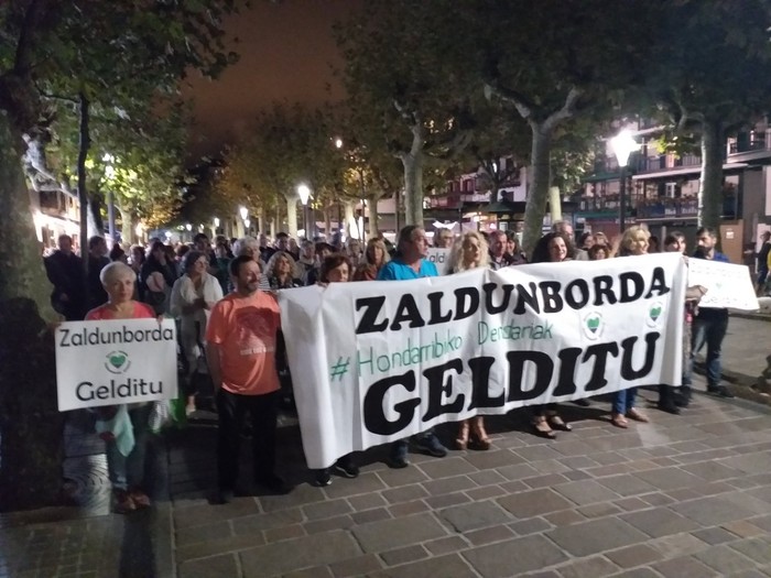 Zaldunbora gelditu plataforma, kezkatuak eta haserre