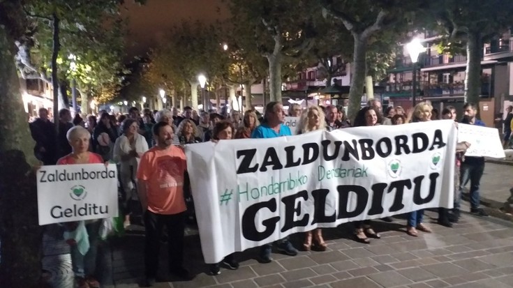 Zaldunbora gelditu plataforma, kezkatuak eta haserre 