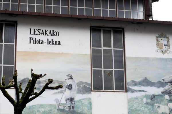 Lesakako udal pilotalekuan eguzki-panelak jartzen hasi dira