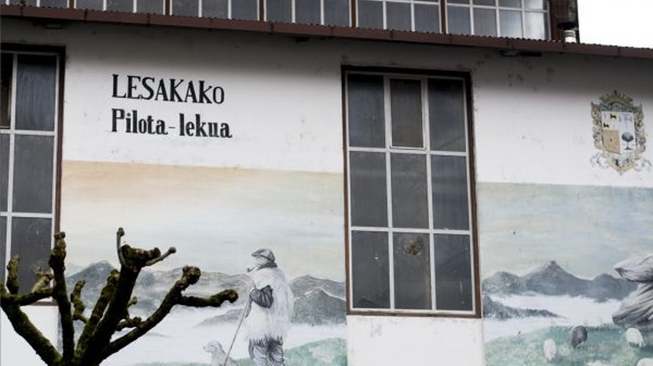 Lesakako udal pilotalekuan eguzki-panelak jartzen hasi dira