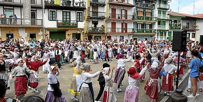 Hondarribia Dantzan: erromeria eta dantza agerraldi ibiltariarekin herriko txoko desberdinak alaitu nahi dituzte