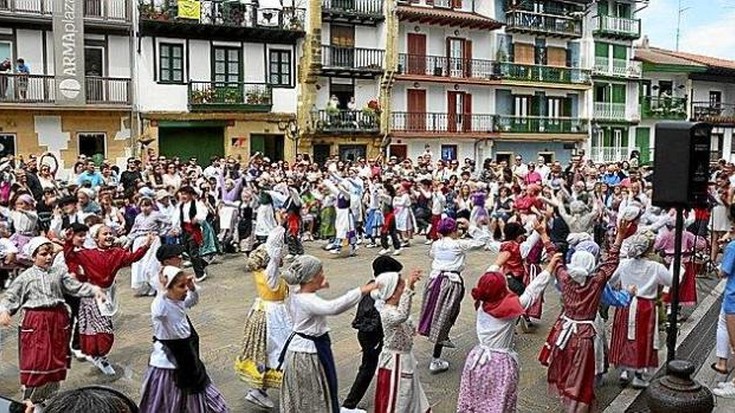 Hondarribia Dantzan: erromeria eta dantza agerraldi ibiltariarekin herriko txoko desberdinak alaitu nahi dituzte