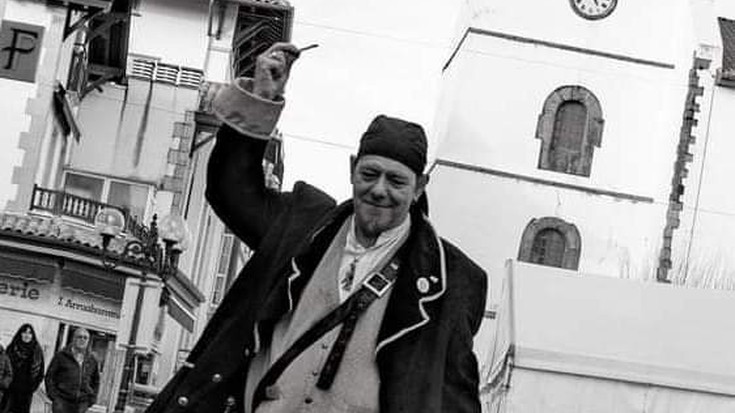 Bidasoa bailara hunkituta Txema Egigurenen heriotzarekin