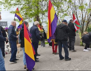 Estatu federala aldarrikatzeko prozesu politikoa eskatu du Podemos Euskadik Avenida zubian errepublikanoei omenaldian