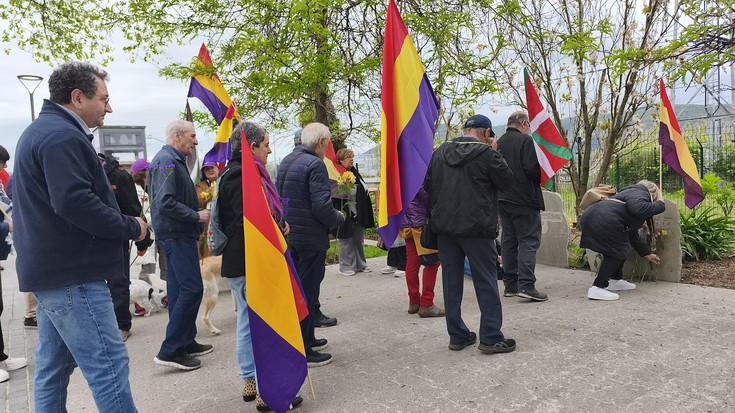 Estatu federala aldarrikatzeko prozesu politikoa eskatu du Podemos Euskadik Avenida zubian errepublikanoei omenaldian