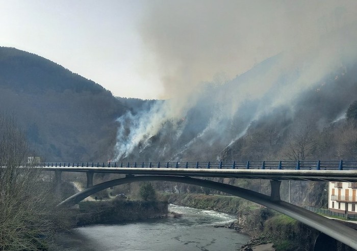 Asteburuko suteak bi iturri izan zituen Urruñan