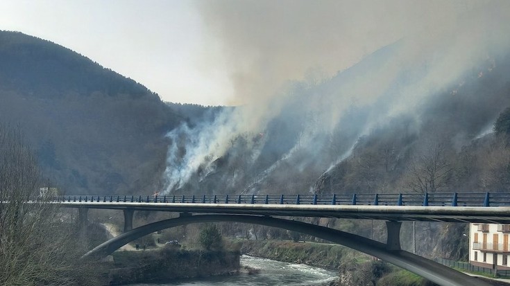 Asteburuko suteak bi iturri izan zituen Urruñan
