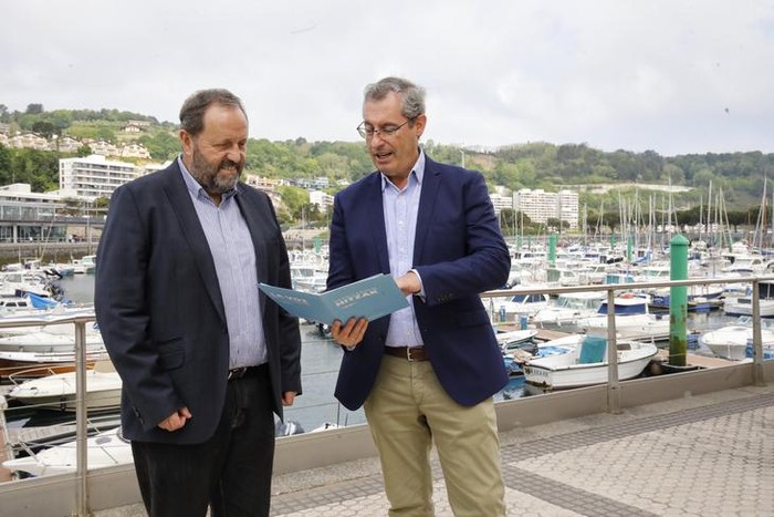 Etorkizuneko Hondarribiaz blagan aritu da alkatea Markel Olanorekin bileran