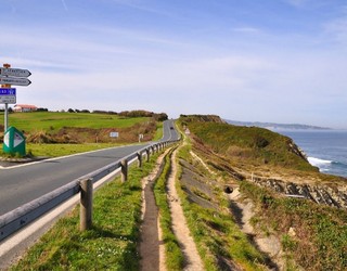 Kostaldeko bidearen hesteak bazterrak urratu ditu