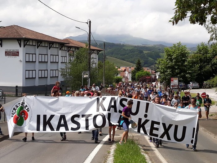 500 lagunetik gora Senperen batu dira Bruno Le Maireren etxean protesta egiteko