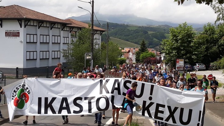 500 lagunetik gora Senperen batu dira Bruno Le Maireren etxean protesta egiteko