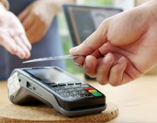 Aurrez aurreko txartel bidezko salmentak gora egin du Irungo komertzioan