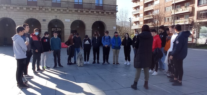 Migranteen azalean jarri dira Hernaniko batxilergoko ikasleak Irunen