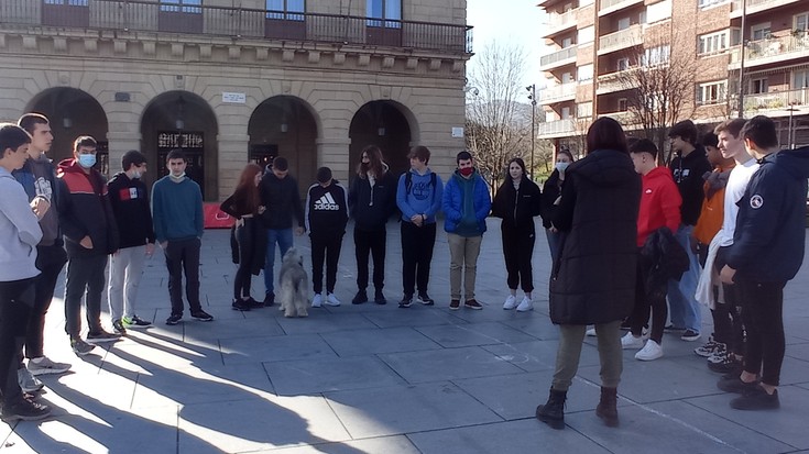 Migranteen azalean jarri dira Hernaniko batxilergoko ikasleak Irunen