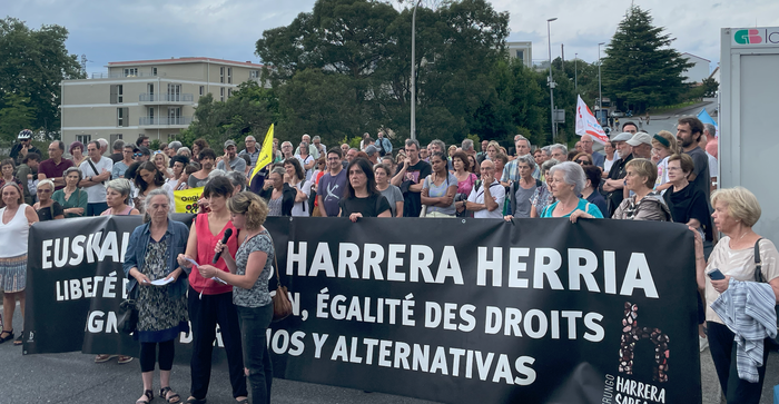 Avenida zubiko "antzerki lotsagarria" eta muga "arrazista" salatu dituzte