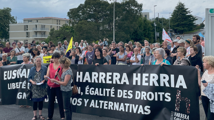 Avenida zubiko "antzerki lotsagarria" eta muga "arrazista" salatu dituzte