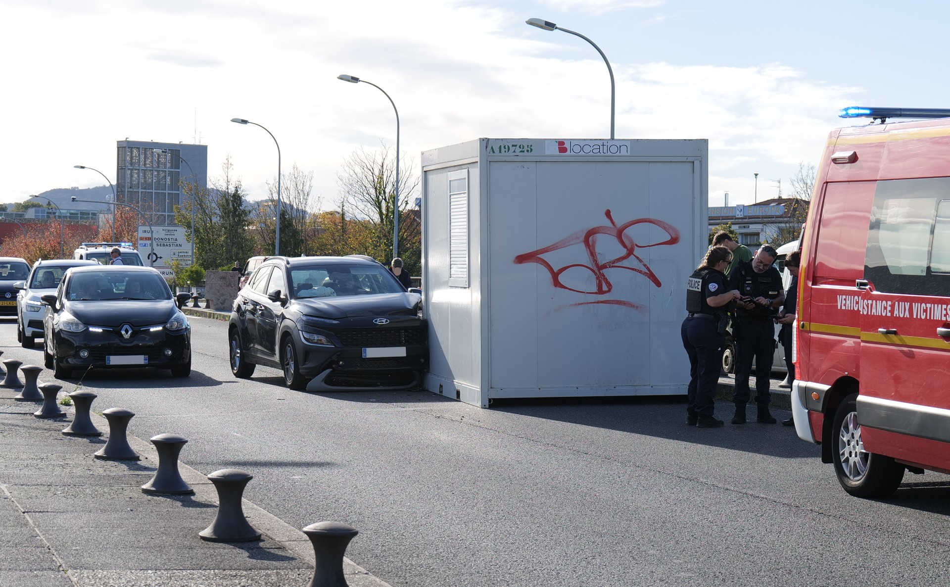 Auto batek Santiago zubiko poliziaren etxola jo du