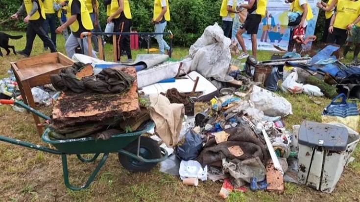 500 kilo zabor bildu zuten Ibarlan ordu eta erdian auzolanean egindako garbiketan