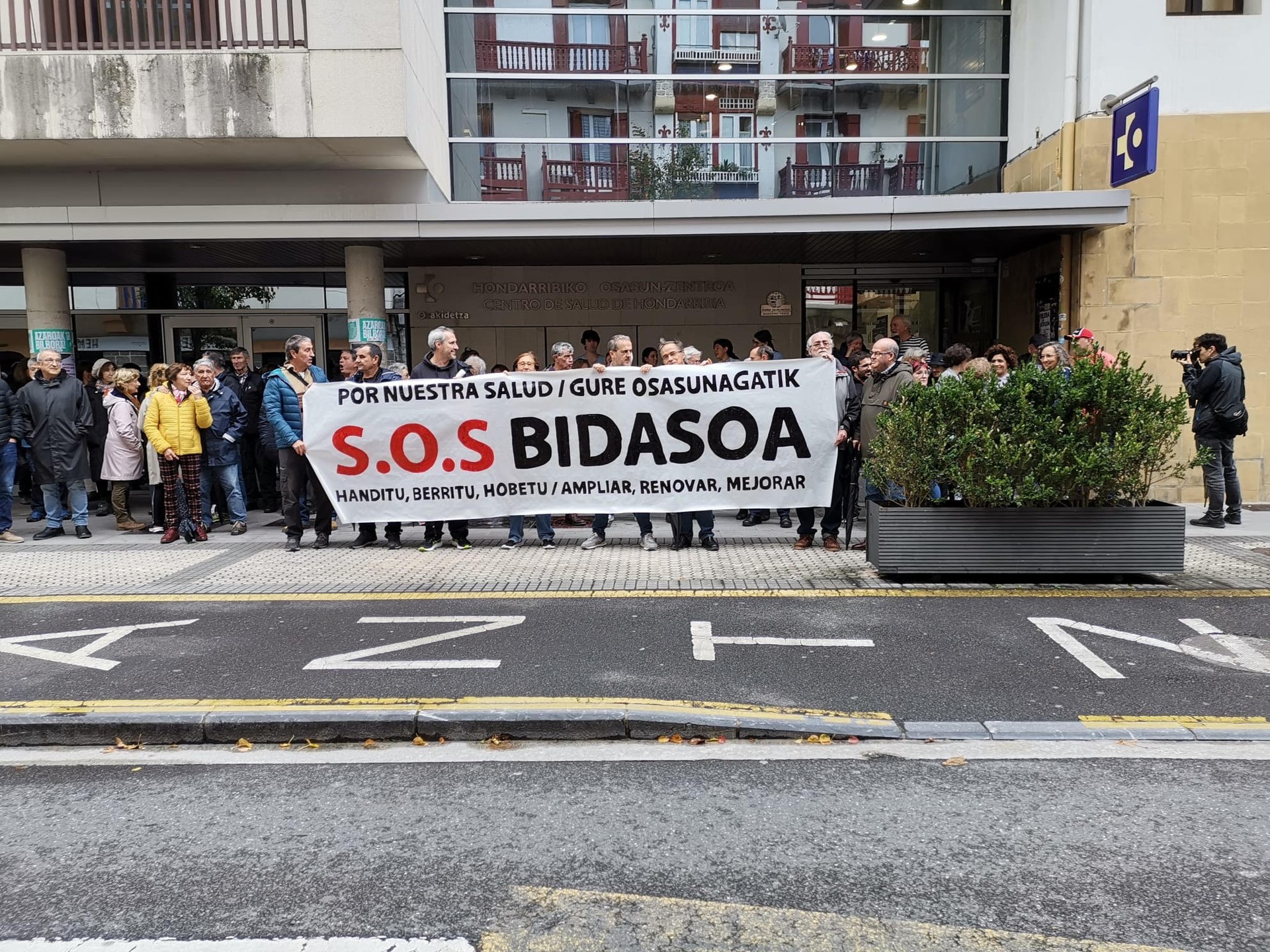 Azpiegiturak hobetzeko inbertsioak eta osasun langileen baldintzak duintzea aldarrikatu dute Hondarribian ere