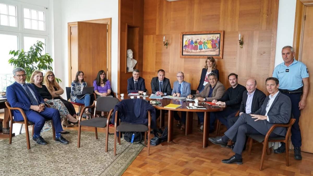 Aireportuak eragiten dituen arazoak aztertzeko bilera egin dute Hendaian