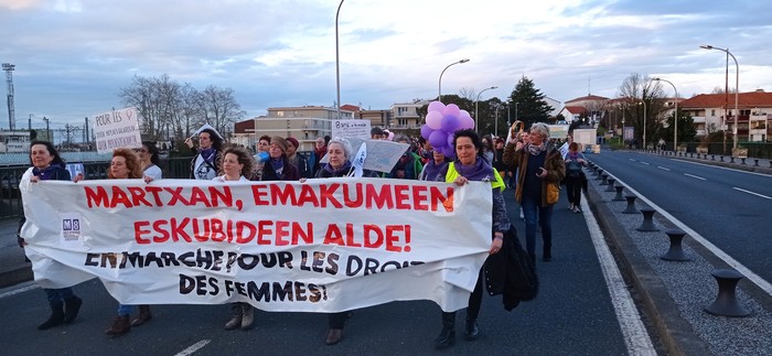 Zaintza erdigunean jartzea ez ezik, emakumeak Alardean ere aldarrikatu dute Bidasoko M8 manifestazioan