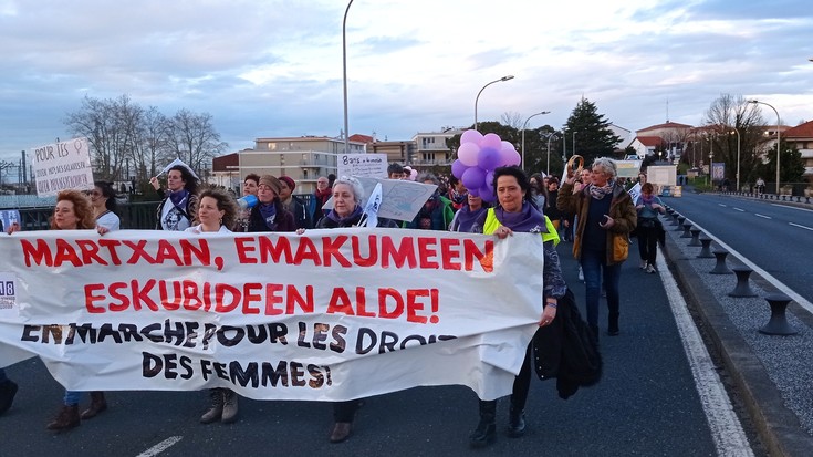 Zaintza erdigunean jartzea ez ezik, emakumeak Alardean ere aldarrikatu dute Bidasoko M8 manifestazioan