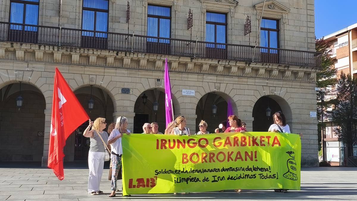 Egiten duten lanaren aitortza eta duintasuna exijitzen dute Irungo udal garbitzaileek