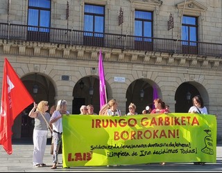 Egiten duten lanaren aitortza eta duintasuna exijitzen dute Irungo udal garbitzaileek