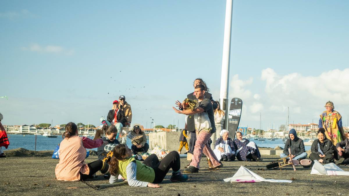 Hauteskundeek, nazioarteko egoerak eta gaztetxeko gorabeherek Kaneta portua hartu zuten Hendaiako ihauteri herrikoien kari