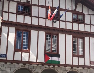 Urruñako herriko etxeak Palestinarekin elkartasuna adierazteko bandera ezarri du